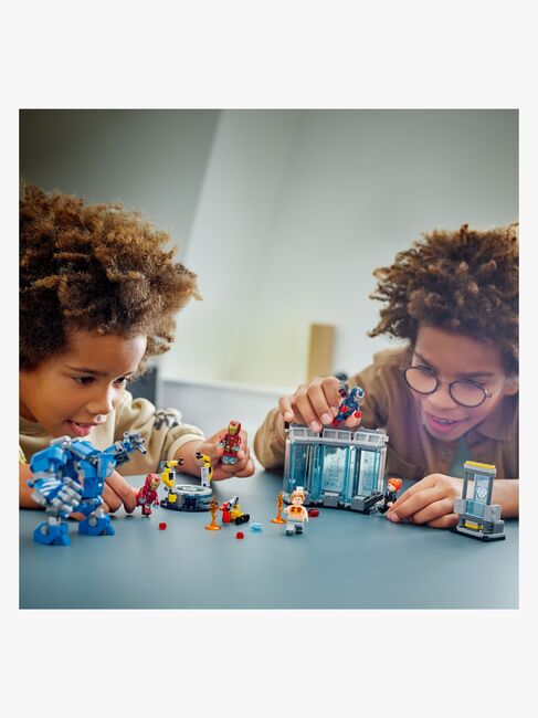 LEGO Super Heroes 76315 Iron Mans laboratorium: Dragtgalleriet