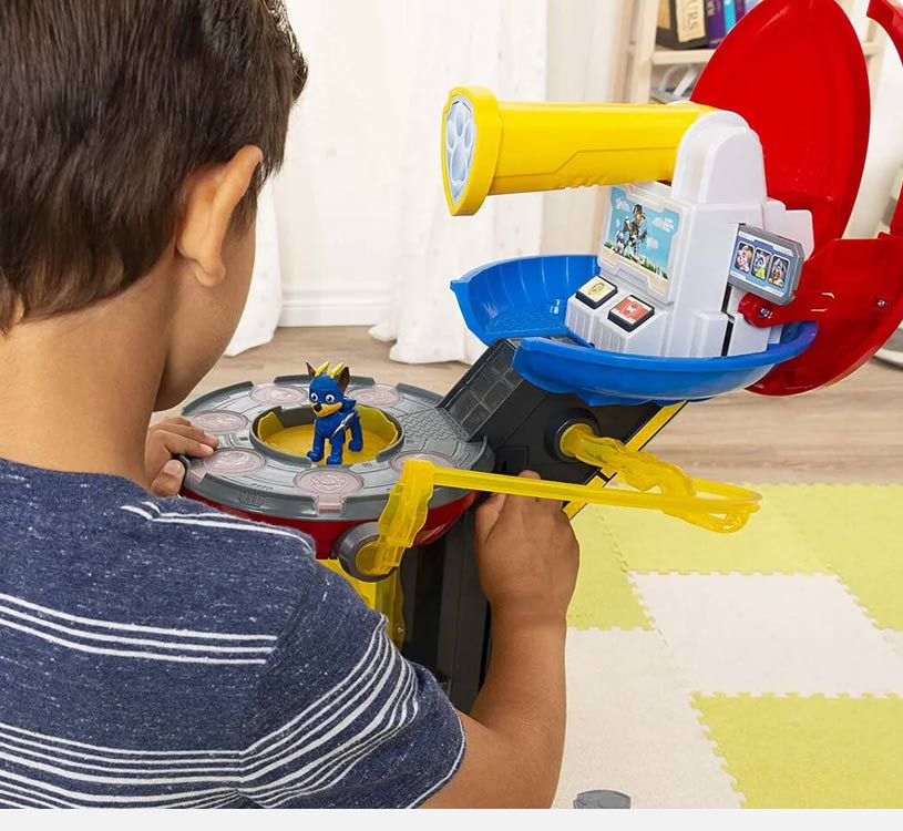 Barn leger med PAW Patrol-legesæt og figur.