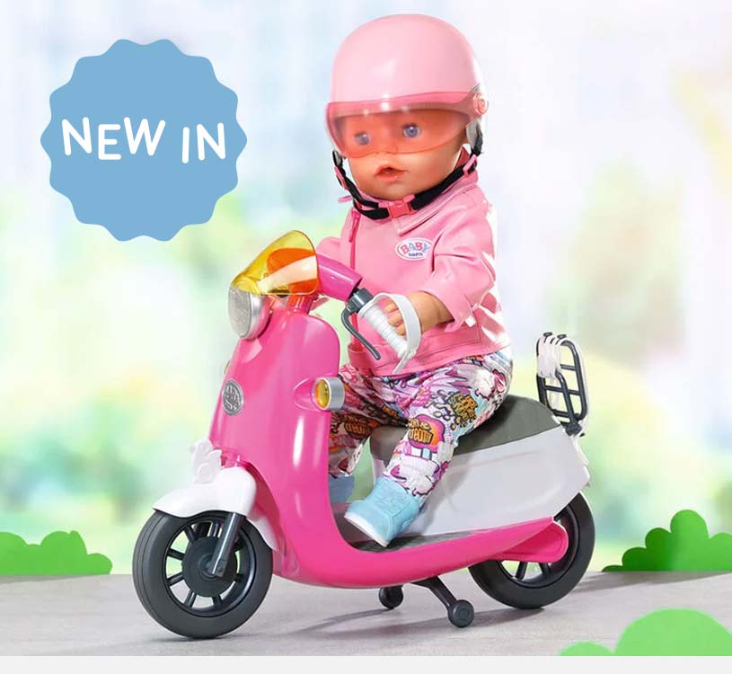 Dukke på lyserød motorcykel med hjelm, nyhedssymbol i baggrunden.