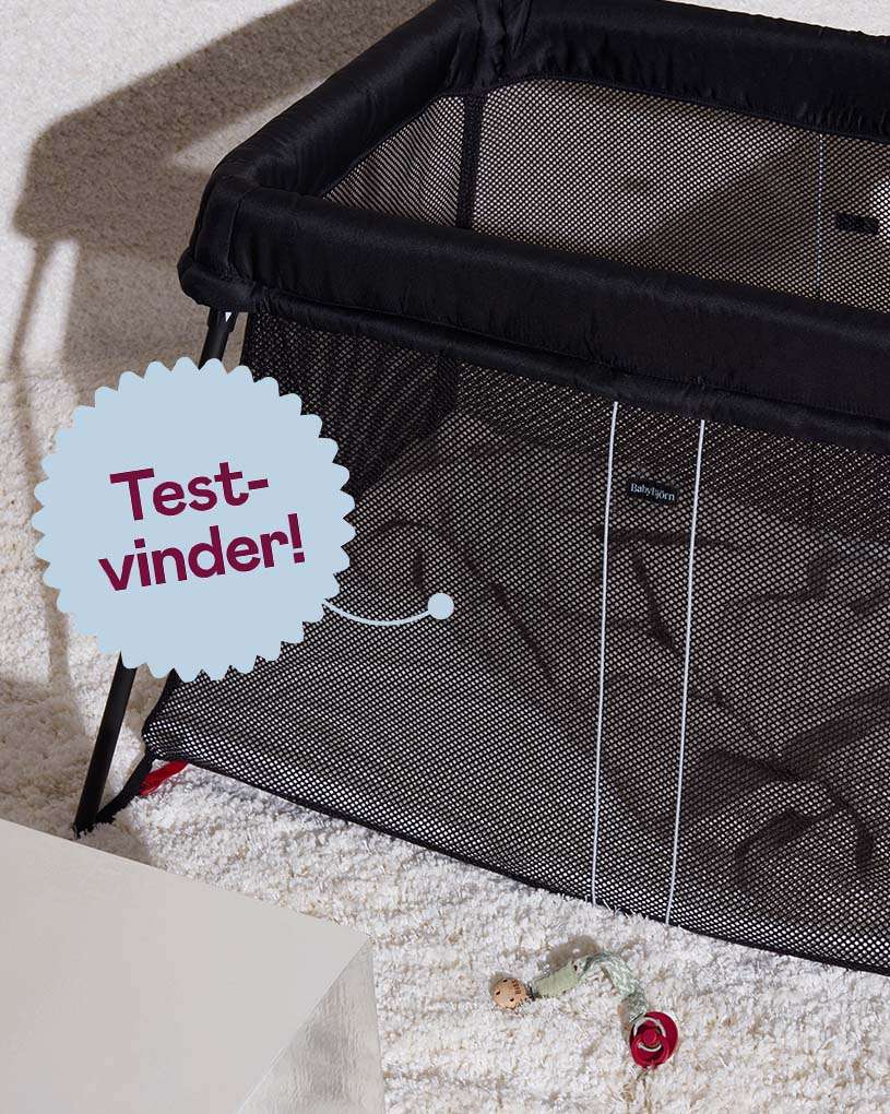 Sort rejseseng med teksten 'Bedst i test' i en blå cirkel.