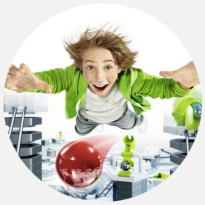 Ung person i grøn jakke svæver over futuristisk bymiljø.