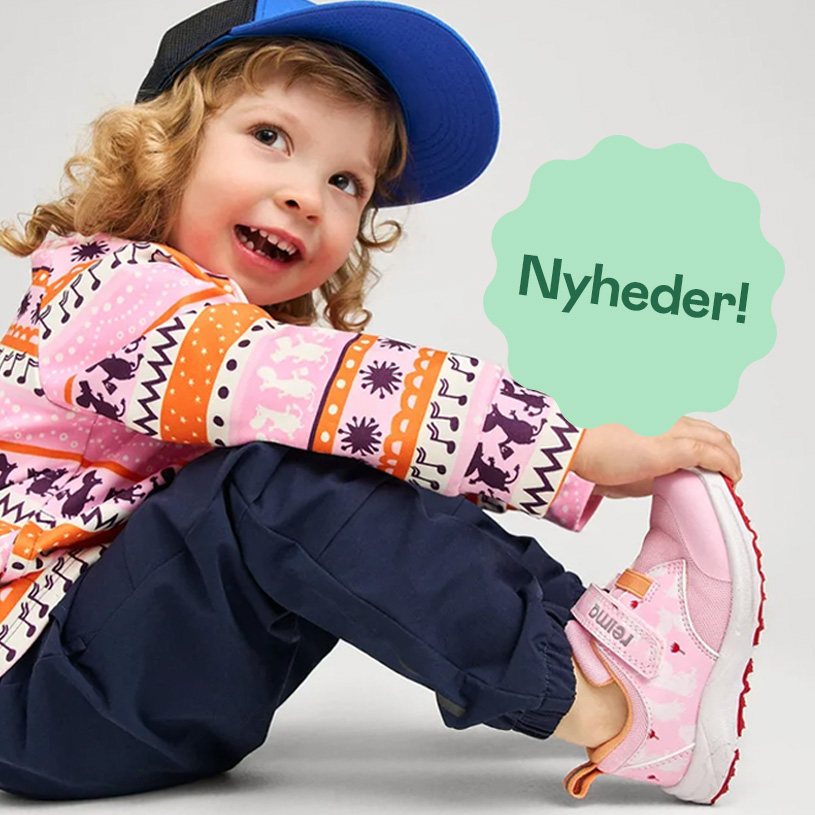 Barn i lyserøde sneakers på grusvej med 'Nyheder!' i grøn.