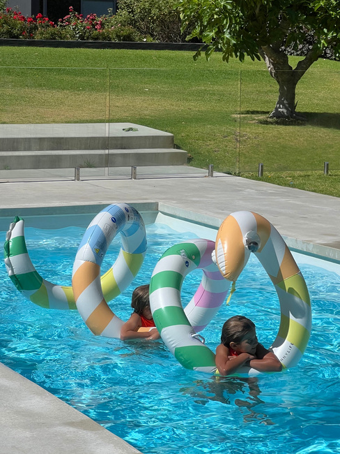 SUNNYLiFE  Stort Flydelegetøj, Poolside Sorbet Stripe