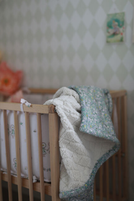 Elsa Beskow Blomsterfesten Sengesæt 100 x 130 Tremmeseng, Sandfarvet