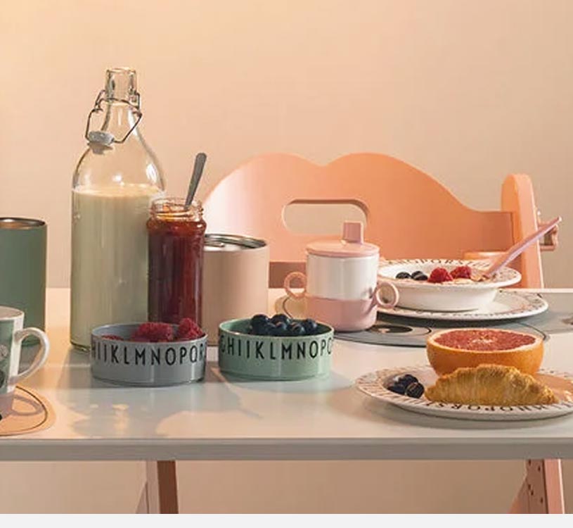 Morgenbord med juice, sylt og frugt i farverige skåle.