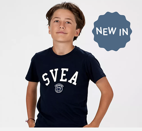 Dreng i mørkeblå T-shirt med 'SVEA', mærket 'NEW IN'.