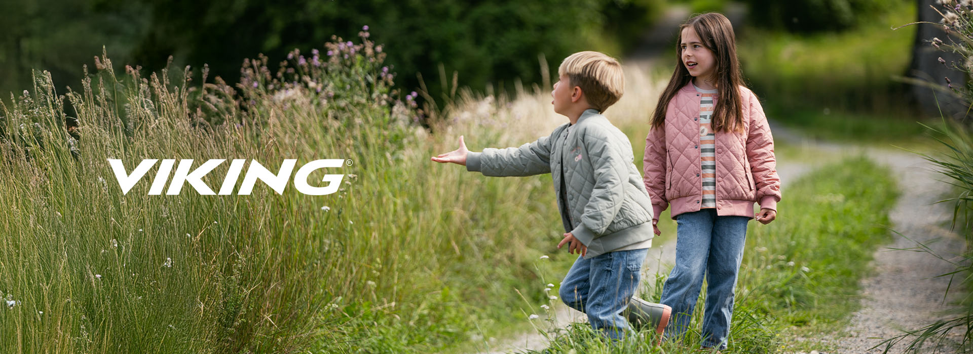Børnesneaker blandt blomster med teksten 'Viking'.