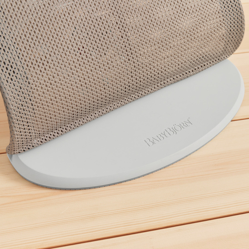 BabyBjörn Balance Soft Skråstol Mesh, Gråbeige/Hvid