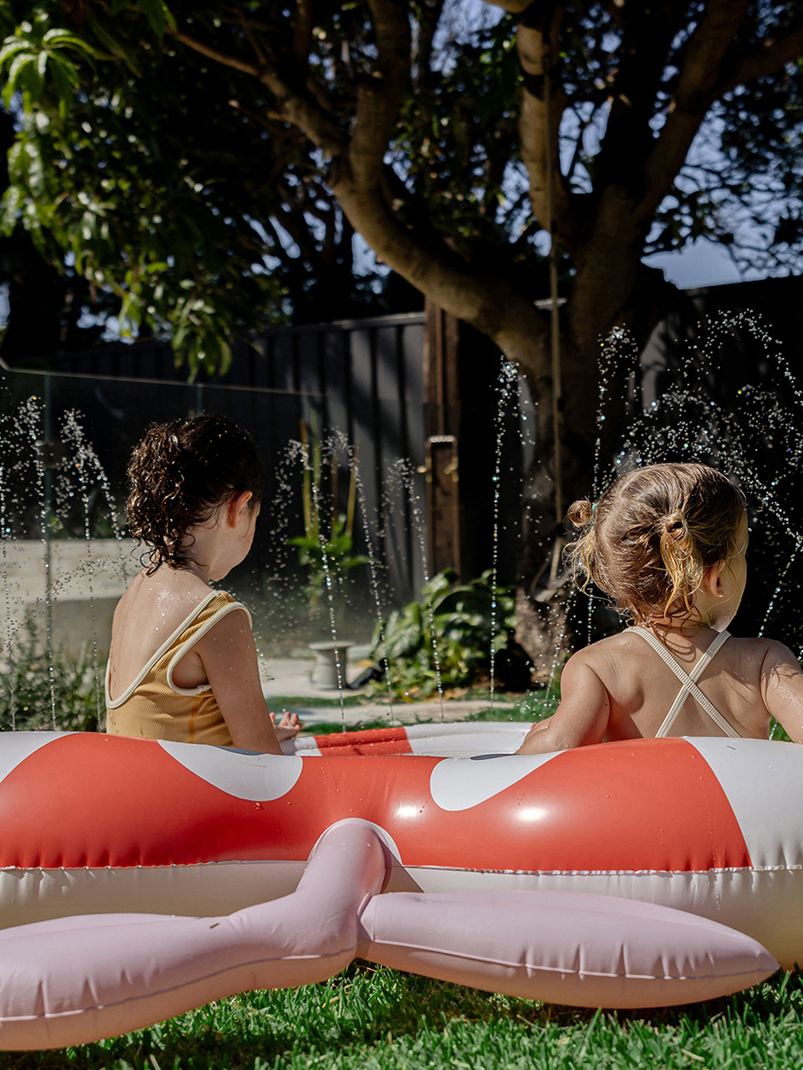 SUNNYLiFE Oppustelig Sprinklermåtte, Poppy the Peach