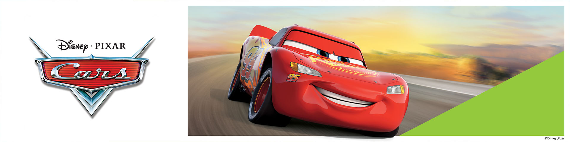 Racerbil med nummer 95 kører hurtigt, med teksten 'Disney · PIXAR Cars'.