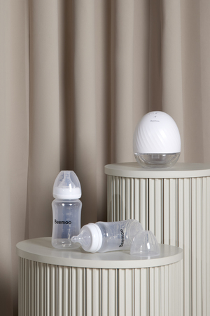 Beemoo CARE Wearable Elektrisk Brystpumpe Single inkl. Modermælksflaske 240 ml 2-pak
