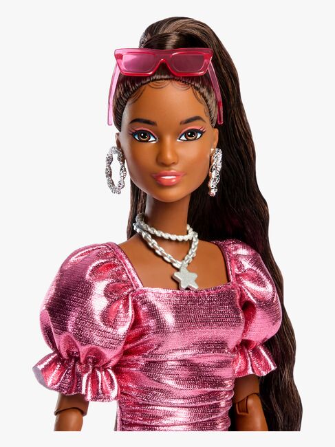Barbie Deluxe Style Dukke i Lyserød Kjole