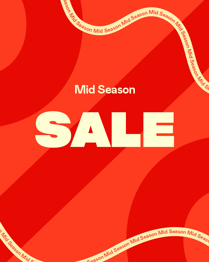 Rød grafisk baggrund med teksten “Mid Season SALE” i beige, bølgende bånd langs kanterne