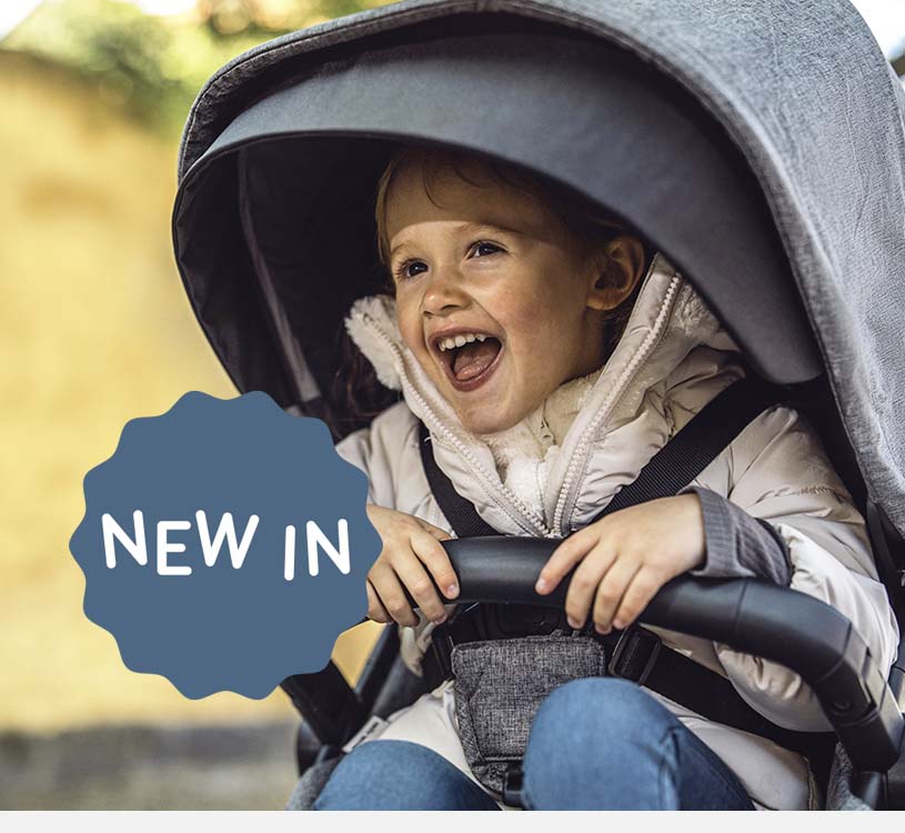 Glad barn i klapvogn med teksten 'NEW IN'.