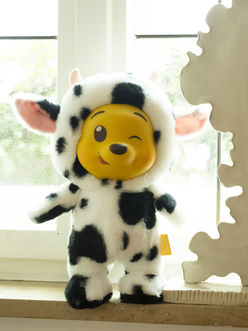 Disney YuYu Bamse Peter Plys Ko 28 cm 6315871002101-1346_4b.jpg