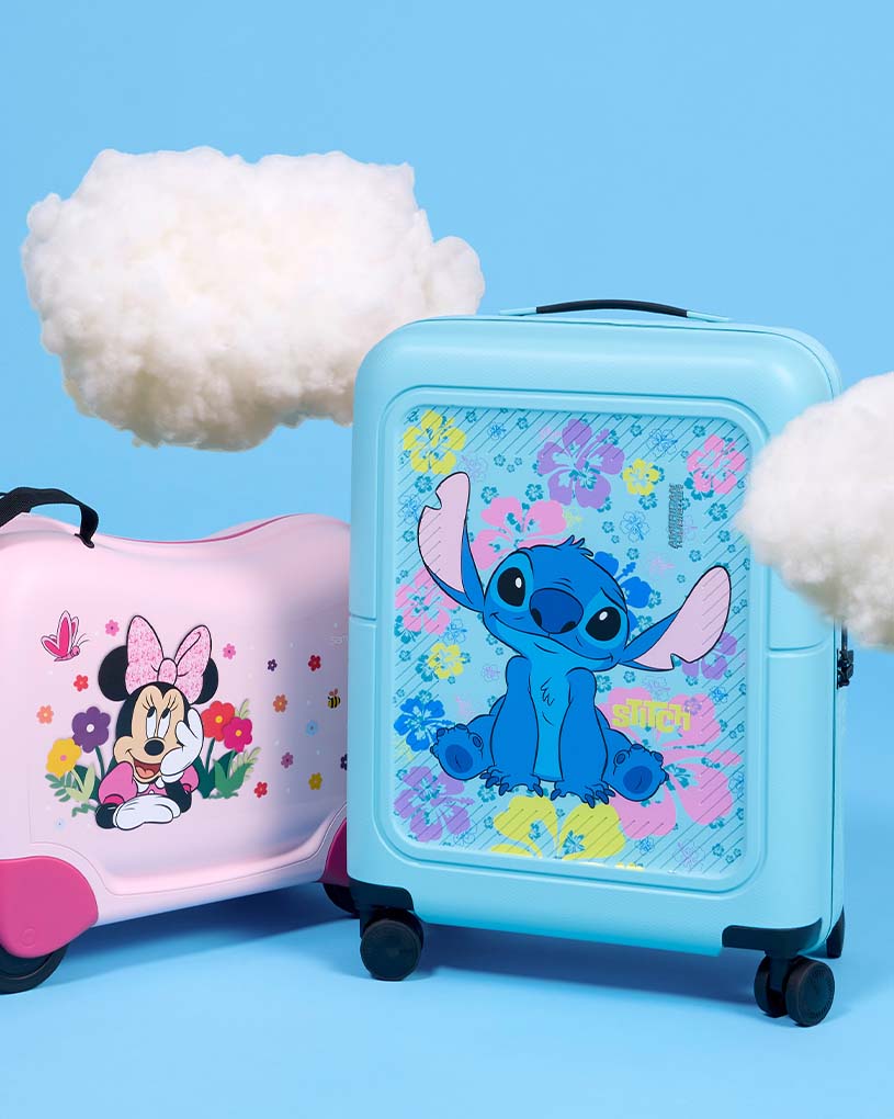 To farverige kufferter, en med Minnie Mouse og en med Stitch.