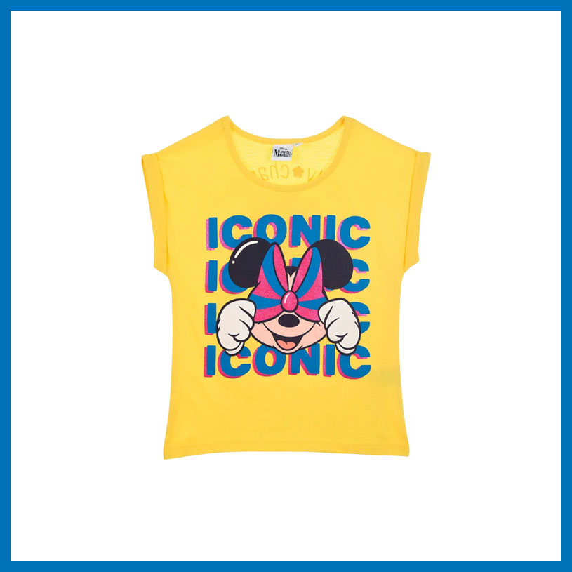 Gul T-shirt med Mimmi Pigg og teksten 'ICONIC' gentaget flere gange.