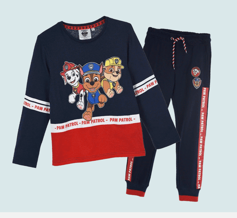 Blå og rød pyjamas med karakterer fra Paw Patrol.