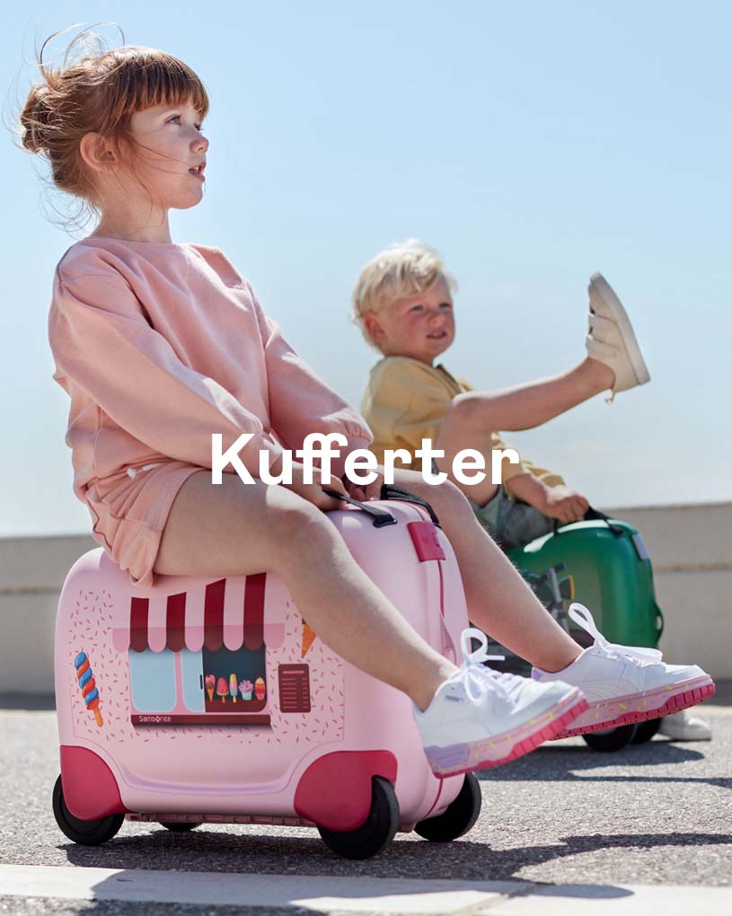 Børn leger på kufferter udenfor.