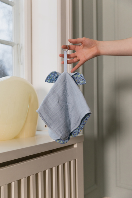 BIBS x Liberty Kangaroo Nusseklud, Chamomile Lawn Baby Blue