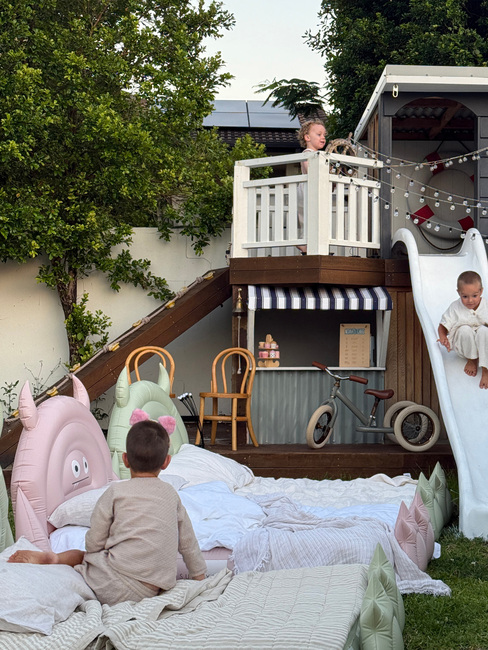 SUNNYLiFE  Oppustelig Børneseng, Monster Pink