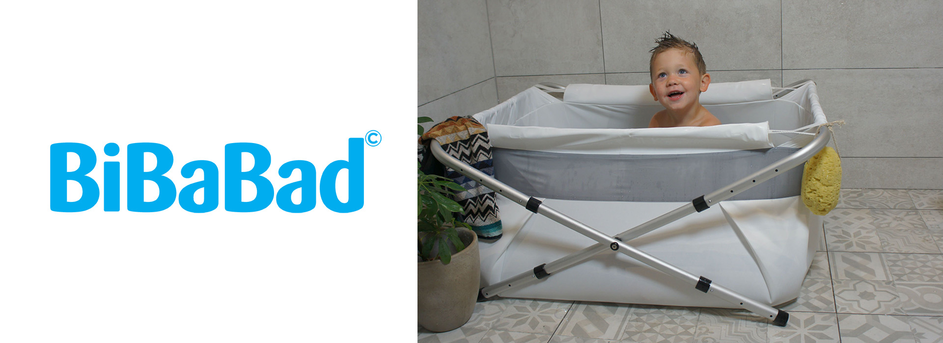 Barn i en hvid foldbar badekar, BiBaBad-logo til venstre.