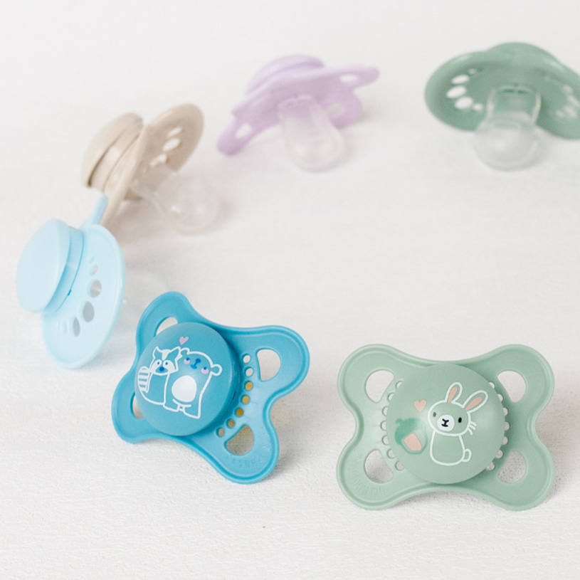 Flere farverige sutter med dyremotiver på hvid baggrund.