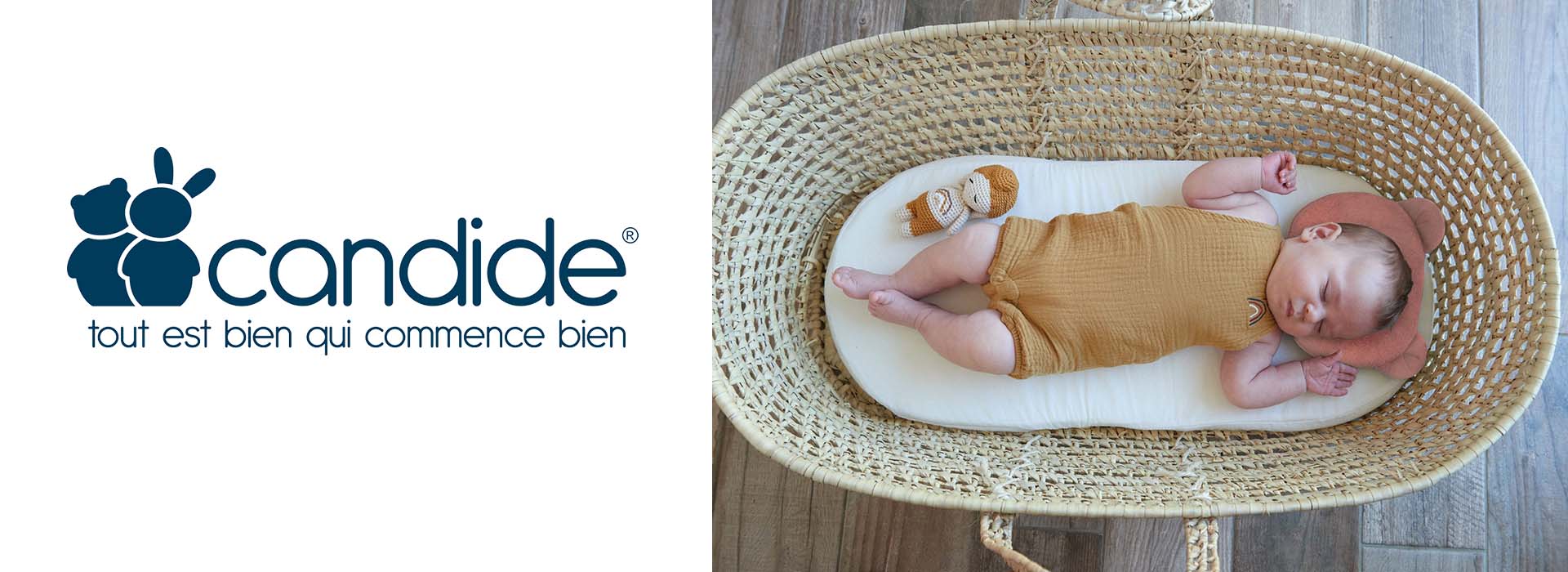 Baby der sover i en kurvevugge med legetøj ved siden, logo til venstre.