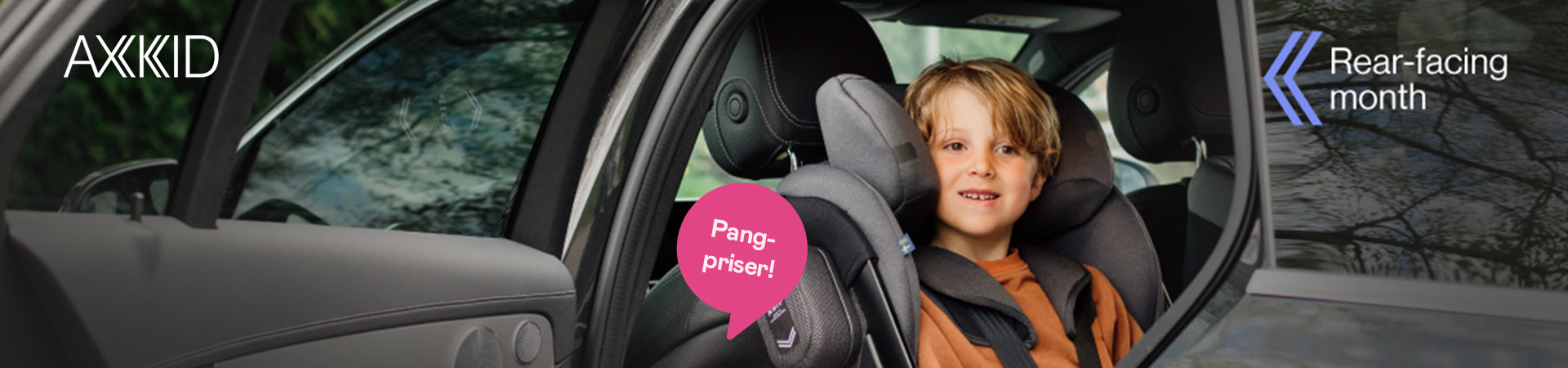 Dreng i autostol fra Axkid med teksten 'Pang-priser'.