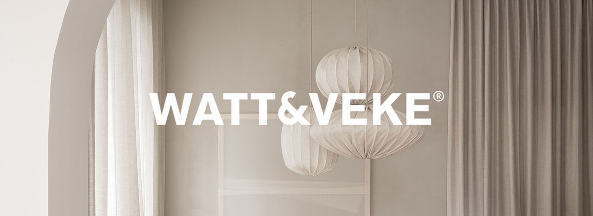 Tre hvide pendellamper foran et enkelt, neutralt gardinmotiv.