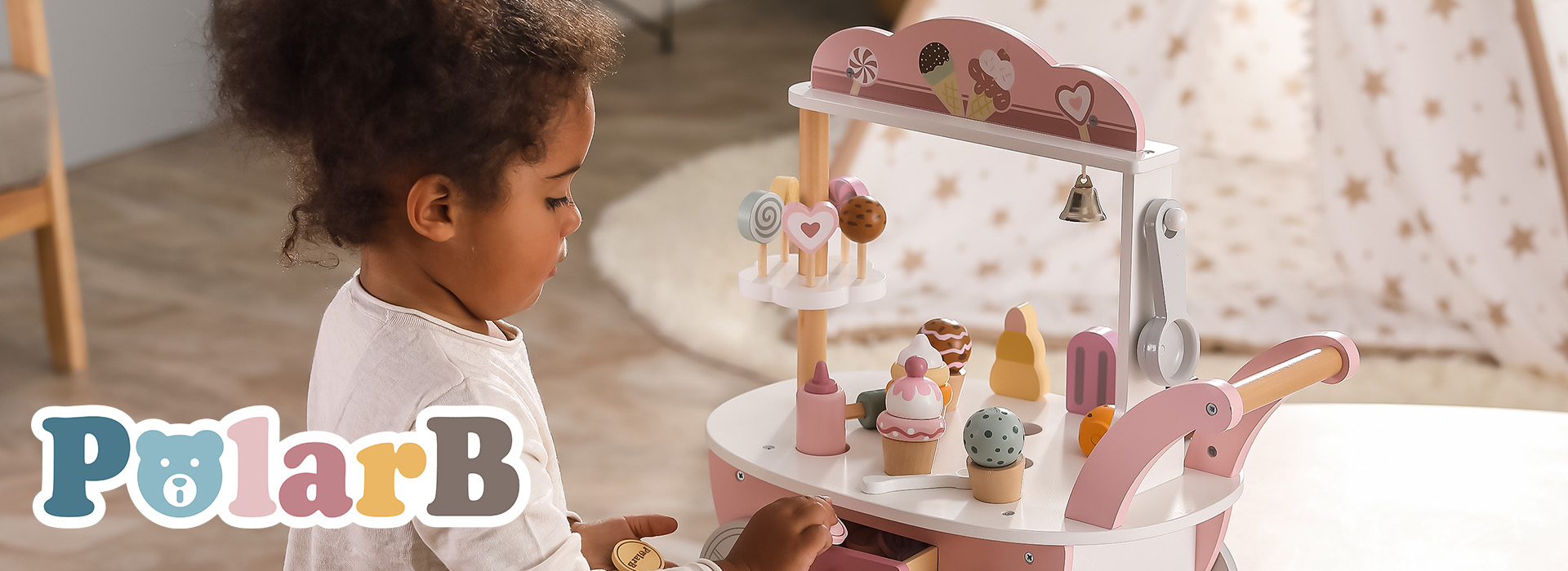 Barn leger med legetøjsglaskiosk fyldt med træis på en bakke.