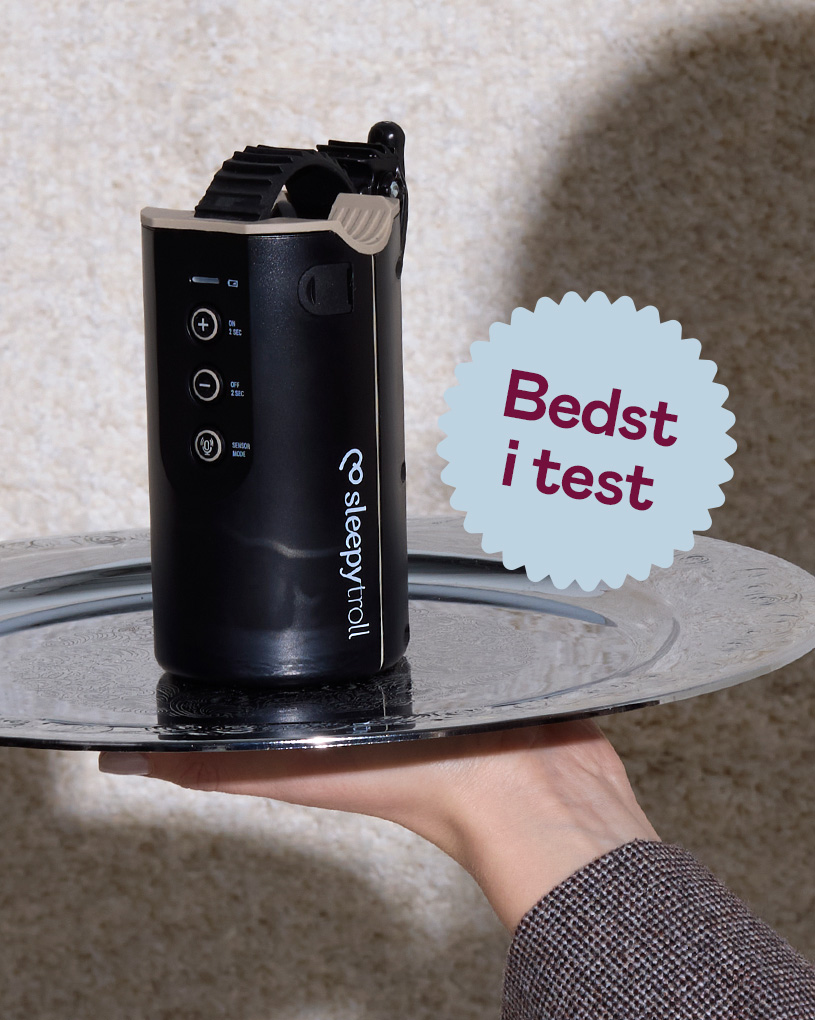 En hånd holder en sort enhed med teksten 'Bedst i test'.