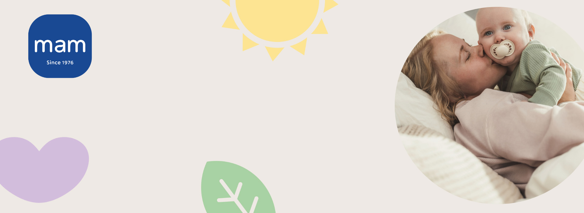 Kvinde krammer baby med sut, sol og logo i baggrunden.