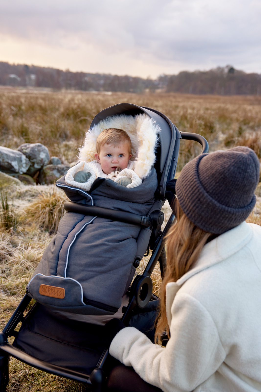 Nordlys Saga Lammeskindskørepose, Grå/Natur