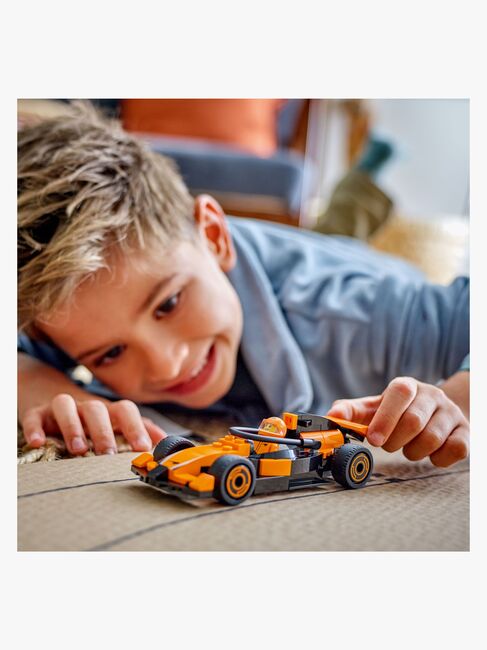 LEGO City 60442 F1-kører med McLaren-racerbil