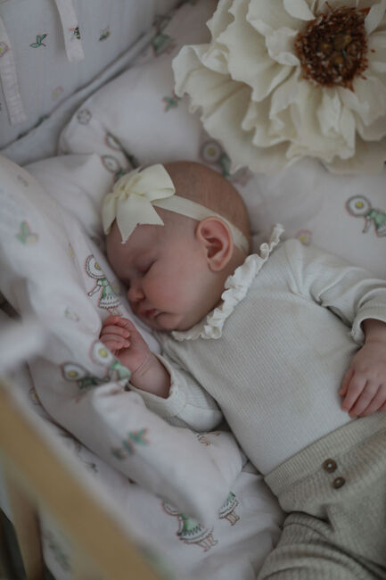 Elsa Beskow Blomsterfesten Sengesæt 100 x 130 Tremmeseng, Sandfarvet