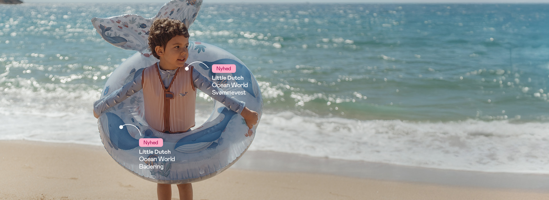 Barn på strand med badering, hav i baggrunden. Tekst: "Nyt for sæsonen".