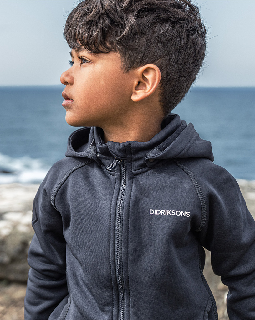 To jakker i blå og lilla med tekst 'L' på den blå jakke.