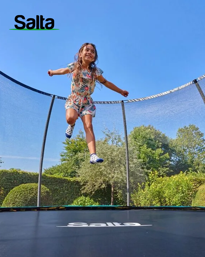 En glad pige hopper på en trampolin med teksten 'Salta'.