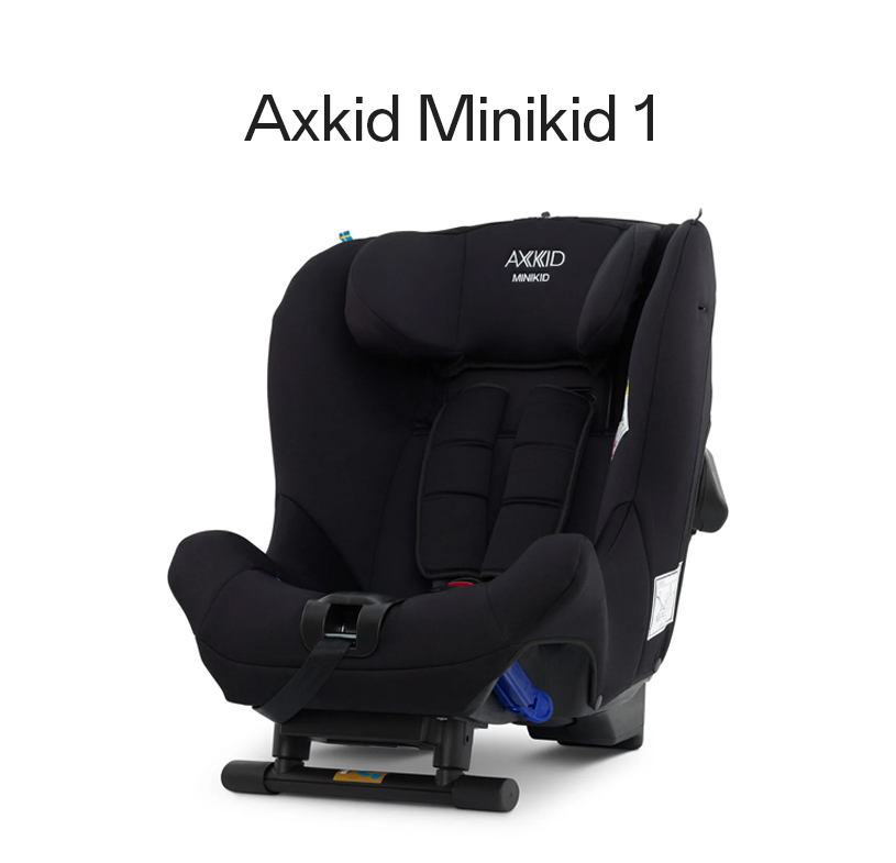 Sort autostol Axkid Minikid 1 mod hvid baggrund.