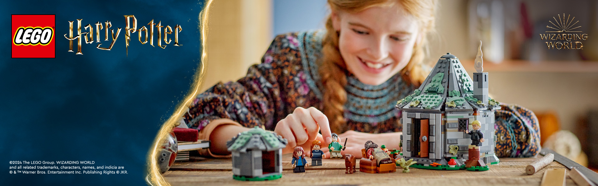 Barn leger med LEGO Harry Potter og Hagrids hytte.