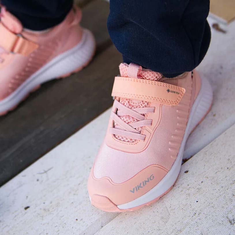 Blå børnesko med velcrolukning og hvid sål.